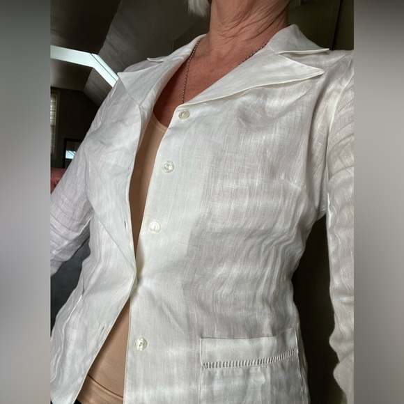 Anne Fontaine white linen blazer with accents on the sleeves and on the pockets. - Picture 8 of 11